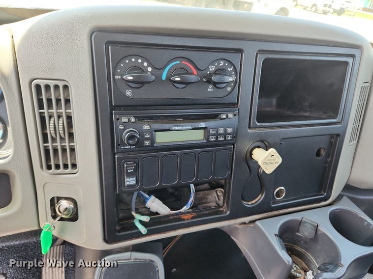 image for item MW9714 2008 International DuraStar 4300  truck cab and chassis