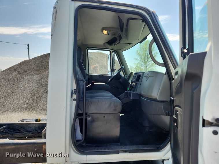 image for item MW9714 2008 International DuraStar 4300  truck cab and chassis