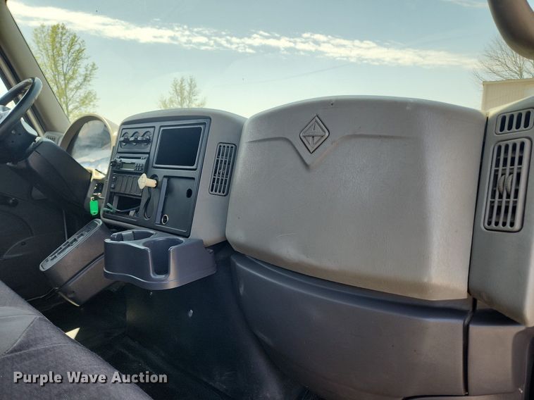 image for item MW9714 2008 International DuraStar 4300  truck cab and chassis