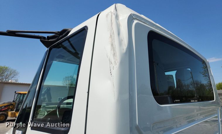 image for item MW9714 2008 International DuraStar 4300  truck cab and chassis