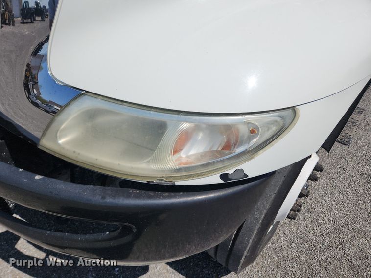 image for item MW9714 2008 International DuraStar 4300  truck cab and chassis