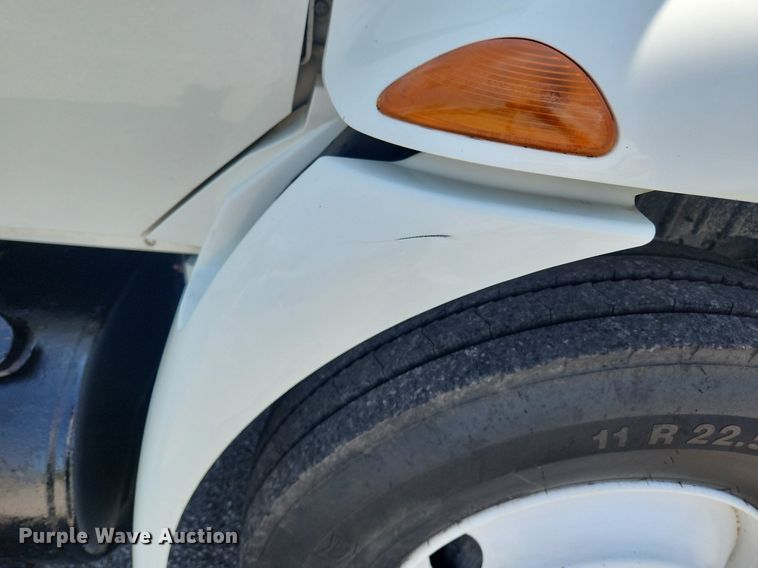 image for item MW9714 2008 International DuraStar 4300  truck cab and chassis