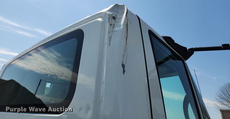 image for item MW9714 2008 International DuraStar 4300  truck cab and chassis