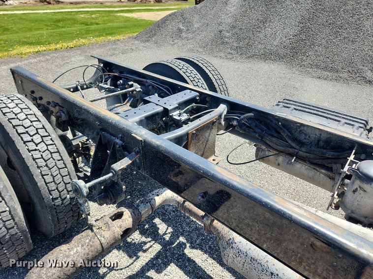 image for item MW9714 2008 International DuraStar 4300  truck cab and chassis