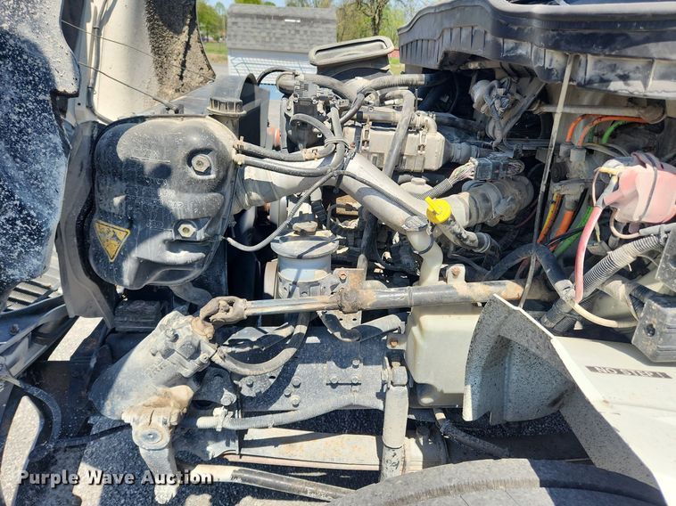 image for item MW9714 2008 International DuraStar 4300  truck cab and chassis