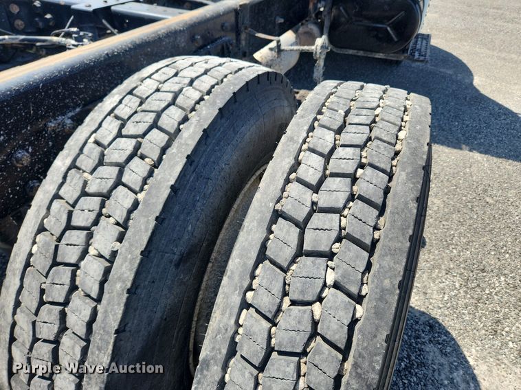 image for item MW9714 2008 International DuraStar 4300  truck cab and chassis