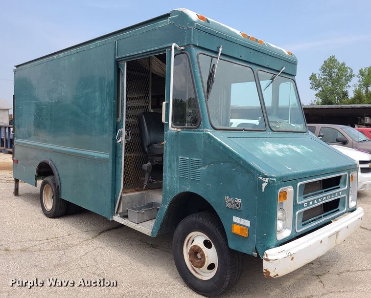 image for item NX9549 1991 Chevrolet Step Van 30  delivery truck