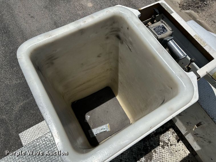 image for item NY9194 1992 Ford F700  bucket truck