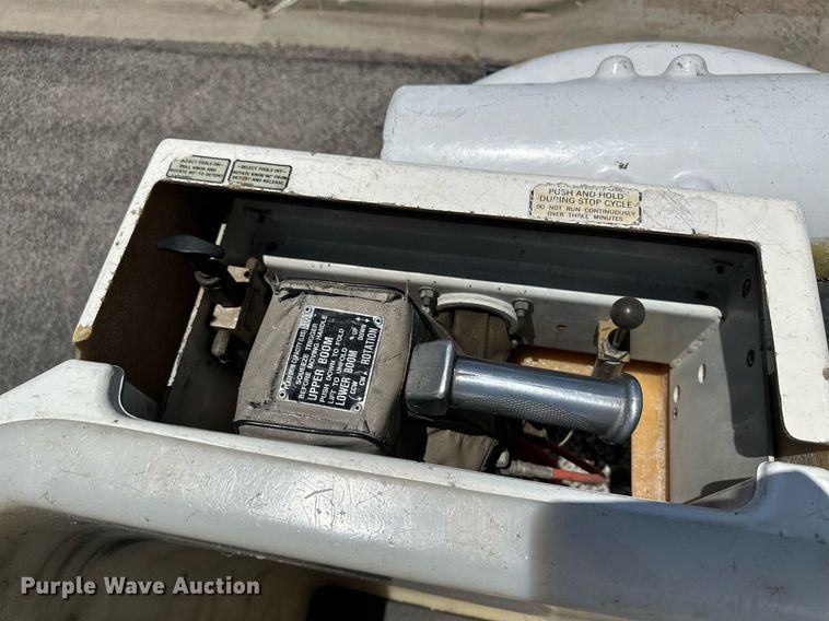 image for item NY9194 1992 Ford F700  bucket truck