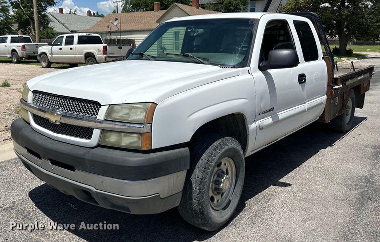 image for item NY9196 2003 Chevrolet Silverado 2500HD  Ext. Cab flatbed pickup truck