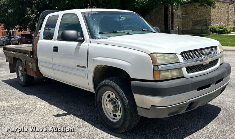 image for item NY9196 2003 Chevrolet Silverado 2500HD  Ext. Cab flatbed pickup truck