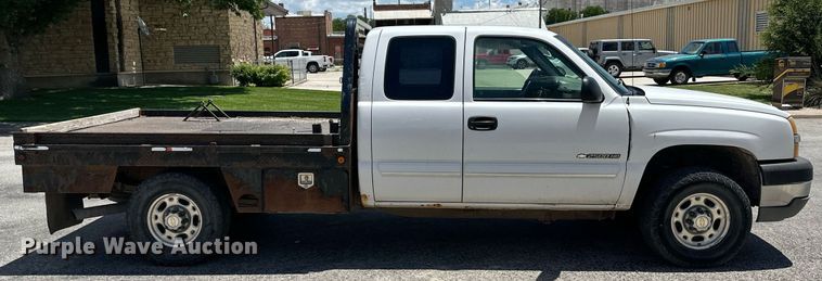 image for item NY9196 2003 Chevrolet Silverado 2500HD  Ext. Cab flatbed pickup truck