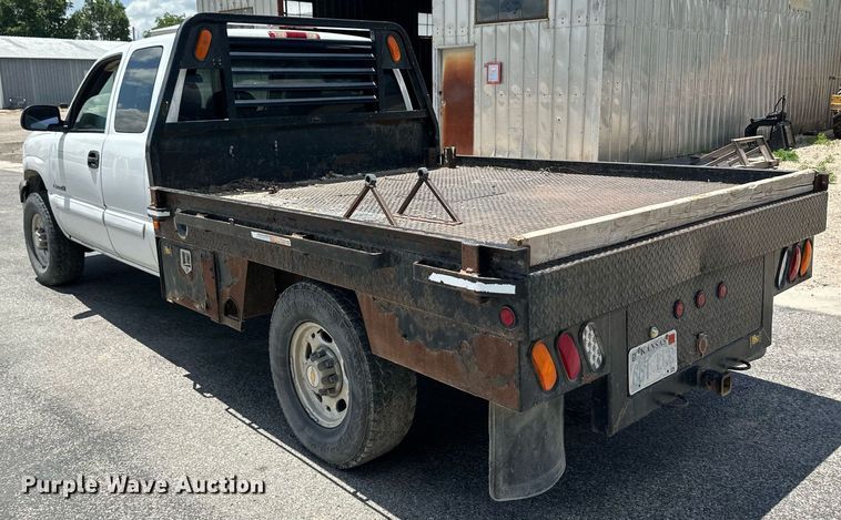 image for item NY9196 2003 Chevrolet Silverado 2500HD  Ext. Cab flatbed pickup truck