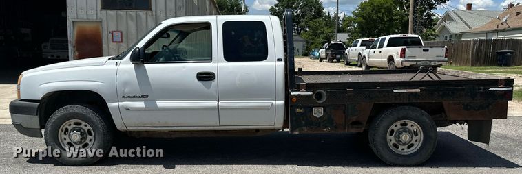 image for item NY9196 2003 Chevrolet Silverado 2500HD  Ext. Cab flatbed pickup truck