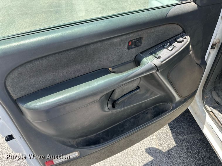 image for item NY9196 2003 Chevrolet Silverado 2500HD  Ext. Cab flatbed pickup truck