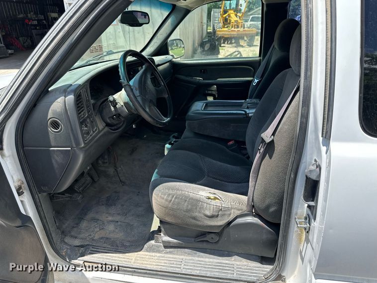 image for item NY9196 2003 Chevrolet Silverado 2500HD  Ext. Cab flatbed pickup truck