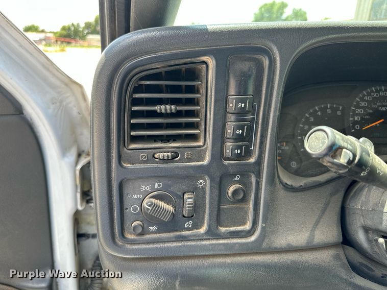 image for item NY9196 2003 Chevrolet Silverado 2500HD  Ext. Cab flatbed pickup truck