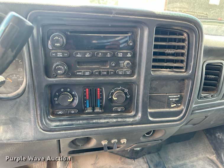 image for item NY9196 2003 Chevrolet Silverado 2500HD  Ext. Cab flatbed pickup truck