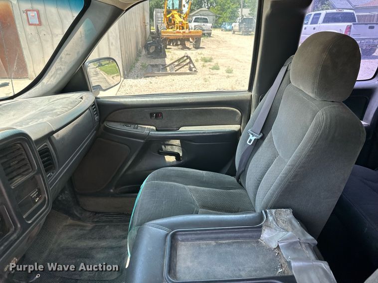 image for item NY9196 2003 Chevrolet Silverado 2500HD  Ext. Cab flatbed pickup truck