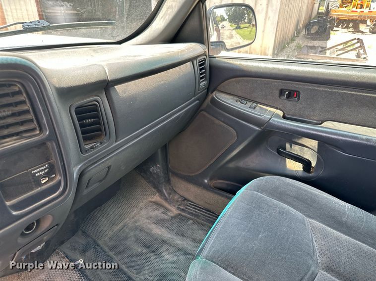 image for item NY9196 2003 Chevrolet Silverado 2500HD  Ext. Cab flatbed pickup truck