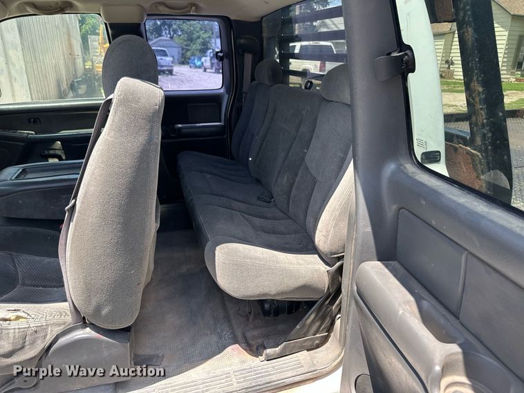 image for item NY9196 2003 Chevrolet Silverado 2500HD  Ext. Cab flatbed pickup truck