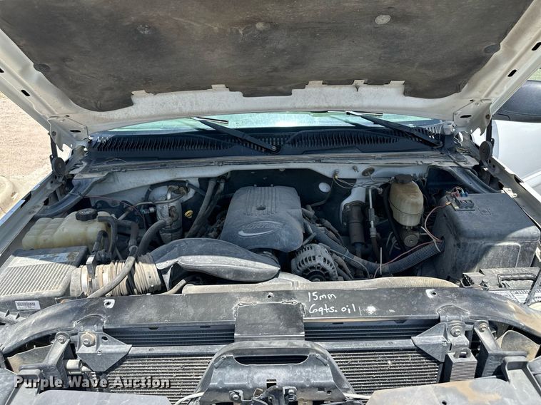 image for item NY9196 2003 Chevrolet Silverado 2500HD  Ext. Cab flatbed pickup truck