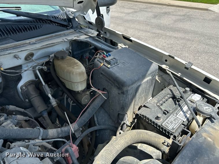 image for item NY9196 2003 Chevrolet Silverado 2500HD  Ext. Cab flatbed pickup truck