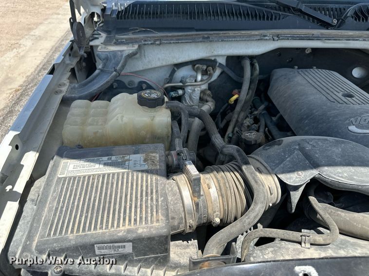 image for item NY9196 2003 Chevrolet Silverado 2500HD  Ext. Cab flatbed pickup truck