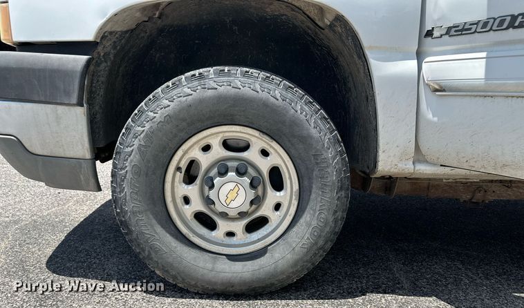 image for item NY9196 2003 Chevrolet Silverado 2500HD  Ext. Cab flatbed pickup truck