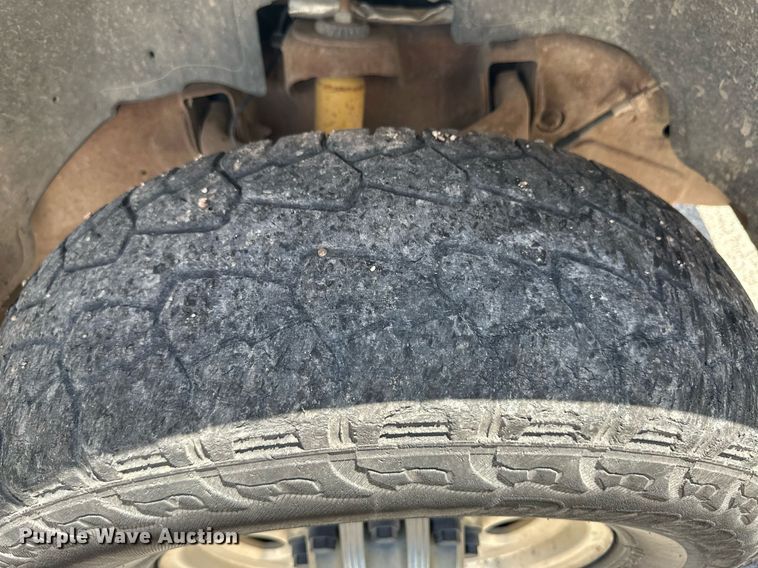 image for item NY9196 2003 Chevrolet Silverado 2500HD  Ext. Cab flatbed pickup truck