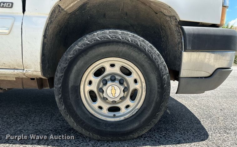 image for item NY9196 2003 Chevrolet Silverado 2500HD  Ext. Cab flatbed pickup truck