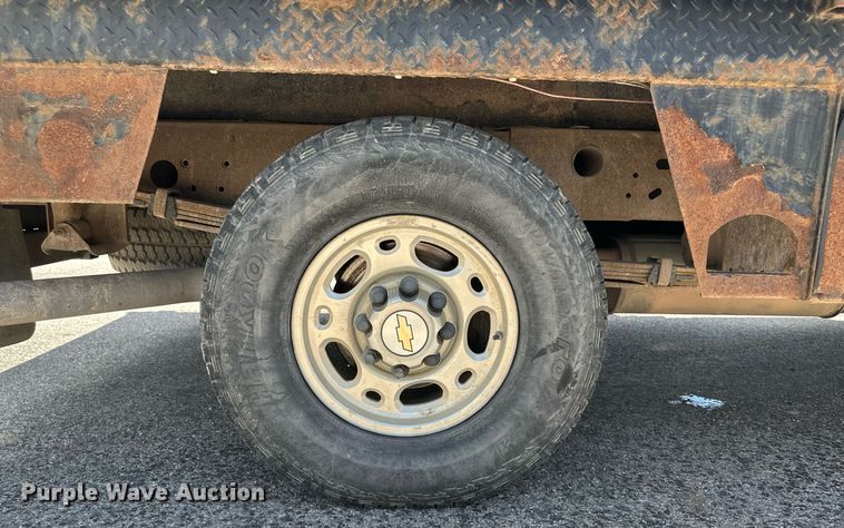 image for item NY9196 2003 Chevrolet Silverado 2500HD  Ext. Cab flatbed pickup truck