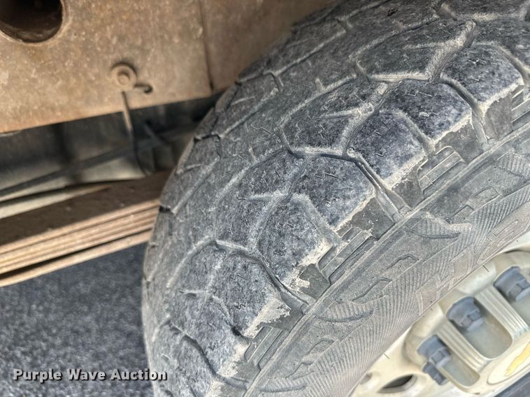 image for item NY9196 2003 Chevrolet Silverado 2500HD  Ext. Cab flatbed pickup truck