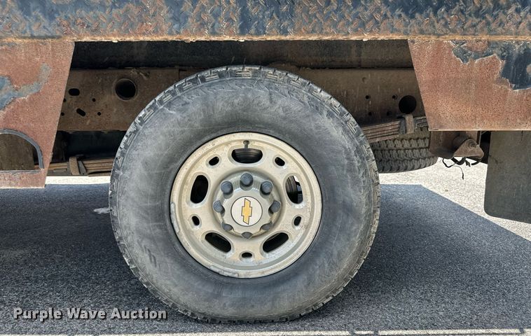 image for item NY9196 2003 Chevrolet Silverado 2500HD  Ext. Cab flatbed pickup truck