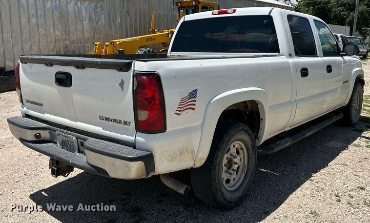 image for item NY9197 2005 Chevrolet Silverado 1500HD  Crew Cab pickup truck