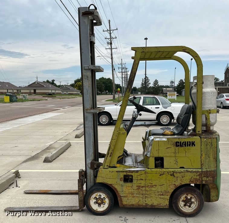 image for item NY9256 Clark CS30  forklift