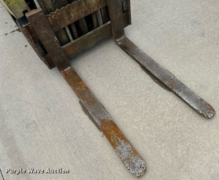 image for item NY9256 Clark CS30  forklift