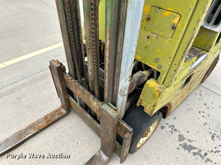 image for item NY9256 Clark CS30  forklift