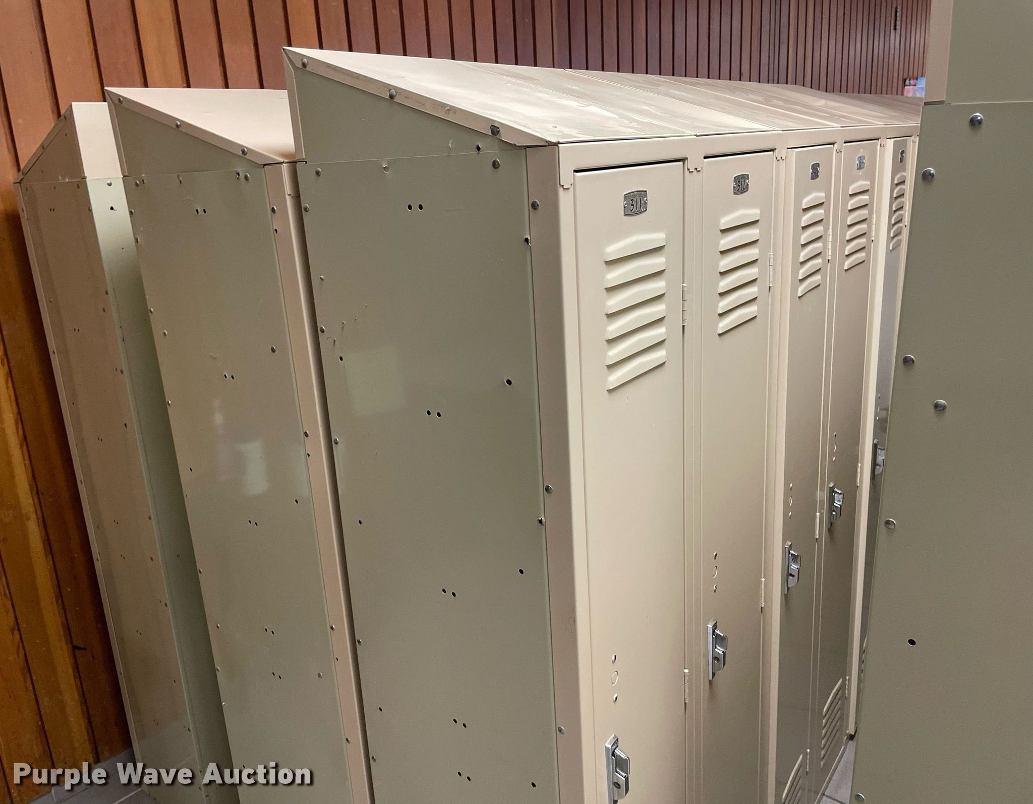 (17) locker sets in Hesston, KS | Item ME9980 for sale | Purple Wave