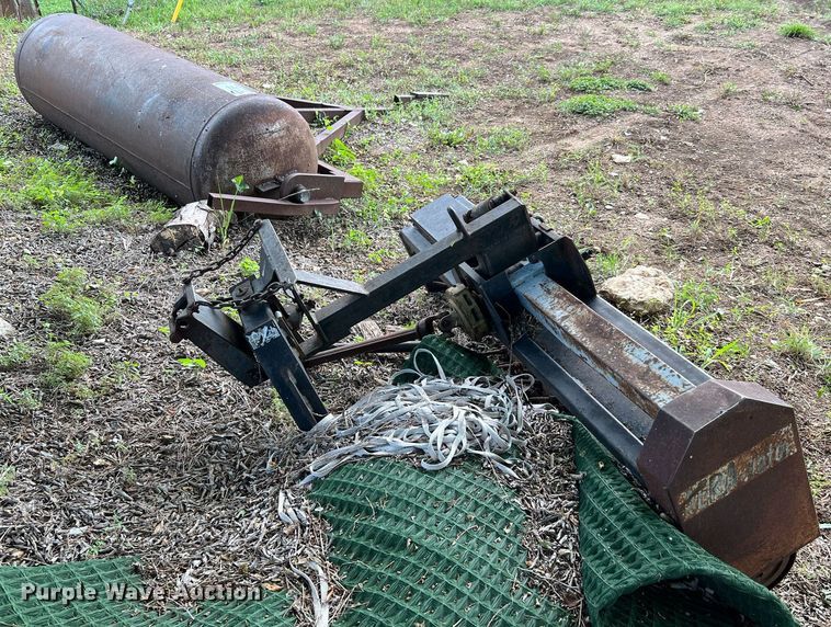 image for item DQ2094 (2) pieces of ag equipment