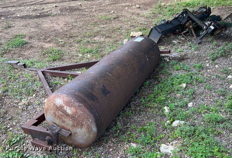 image for item DQ2094 (2) pieces of ag equipment