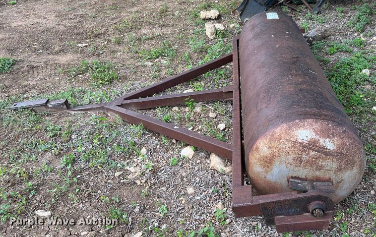 image for item DQ2094 (2) pieces of ag equipment