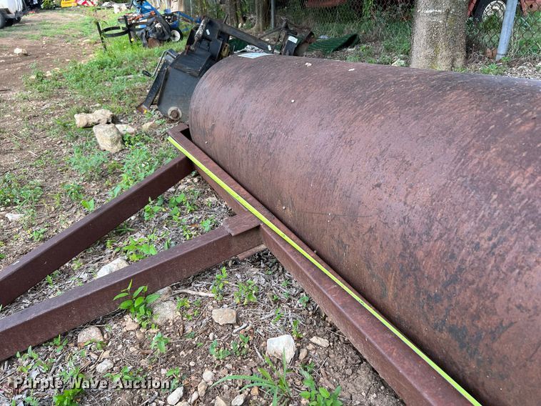 image for item DQ2094 (2) pieces of ag equipment