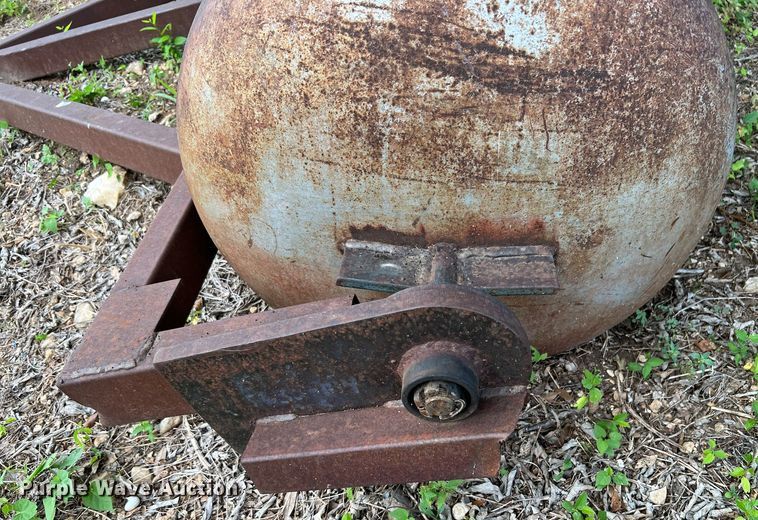 image for item DQ2094 (2) pieces of ag equipment