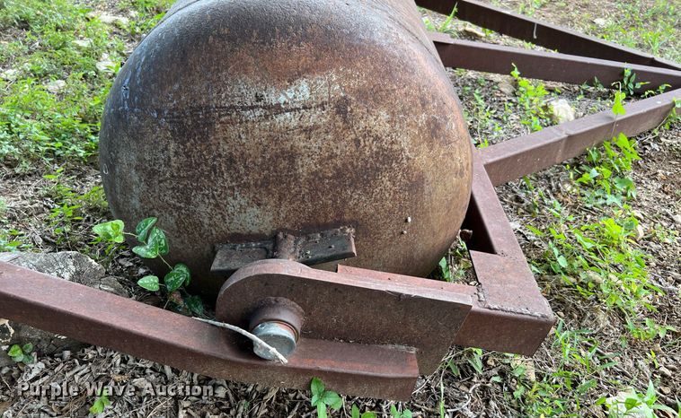 image for item DQ2094 (2) pieces of ag equipment