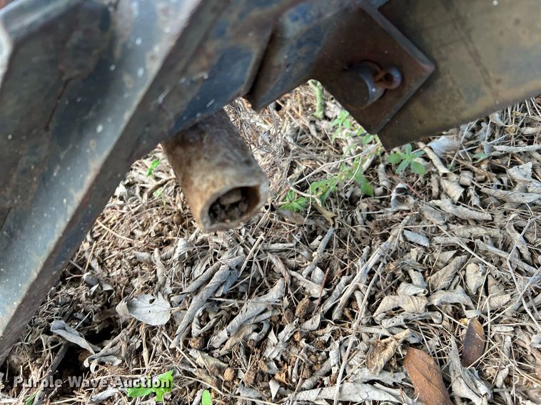 image for item DQ2094 (2) pieces of ag equipment