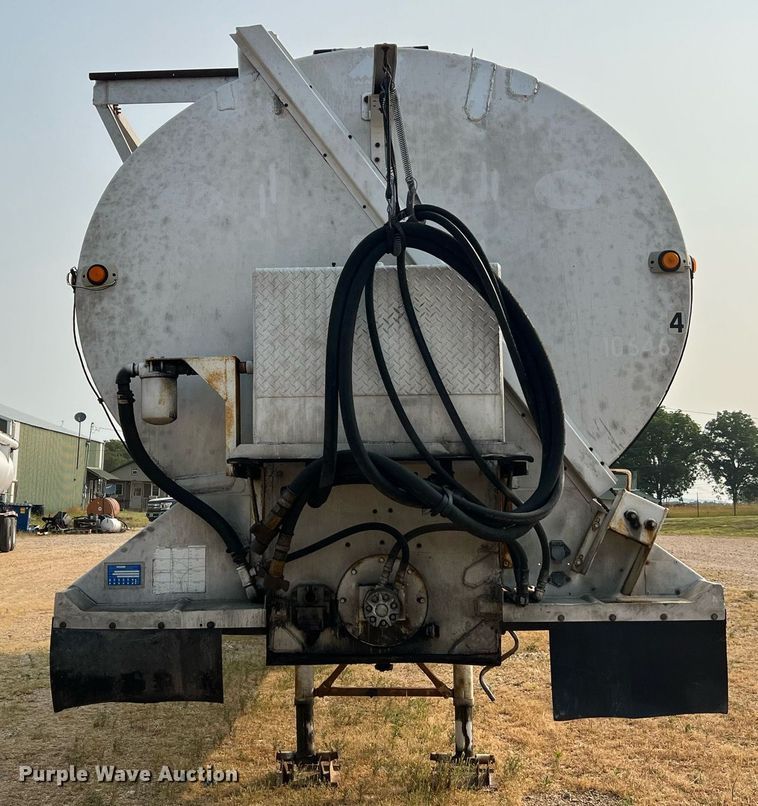 image for item II9154 1993 Warren  feed delivery trailer