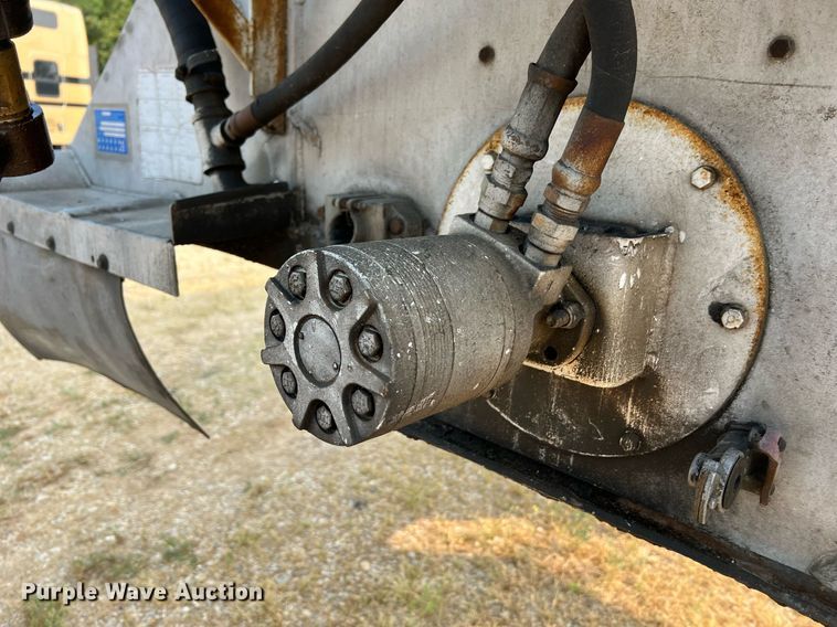 image for item II9154 1993 Warren  feed delivery trailer