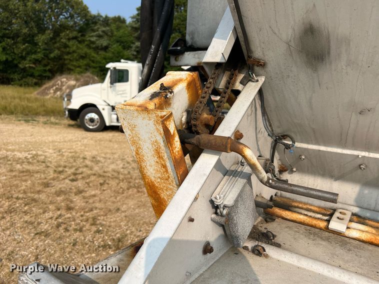 image for item II9154 1993 Warren  feed delivery trailer