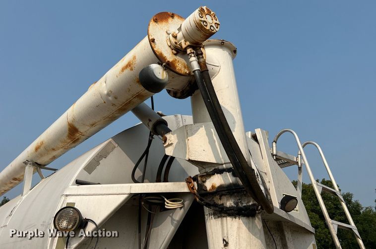 image for item II9154 1993 Warren  feed delivery trailer